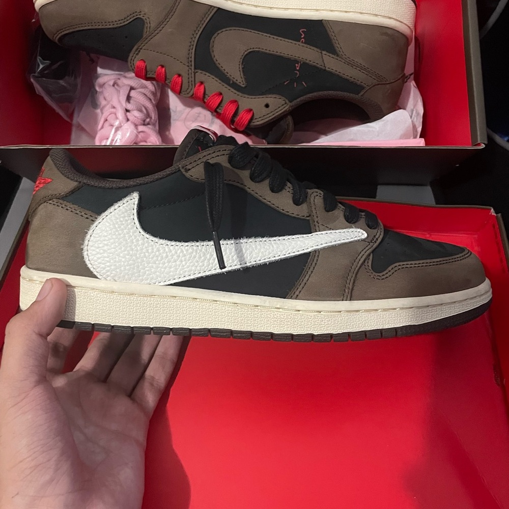 Travis scott jordan 1 low mocha